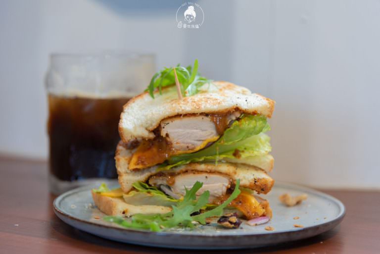 台東、綠島｜離海五分鐘，來份勁辣花生醬雞肉三明治吧！