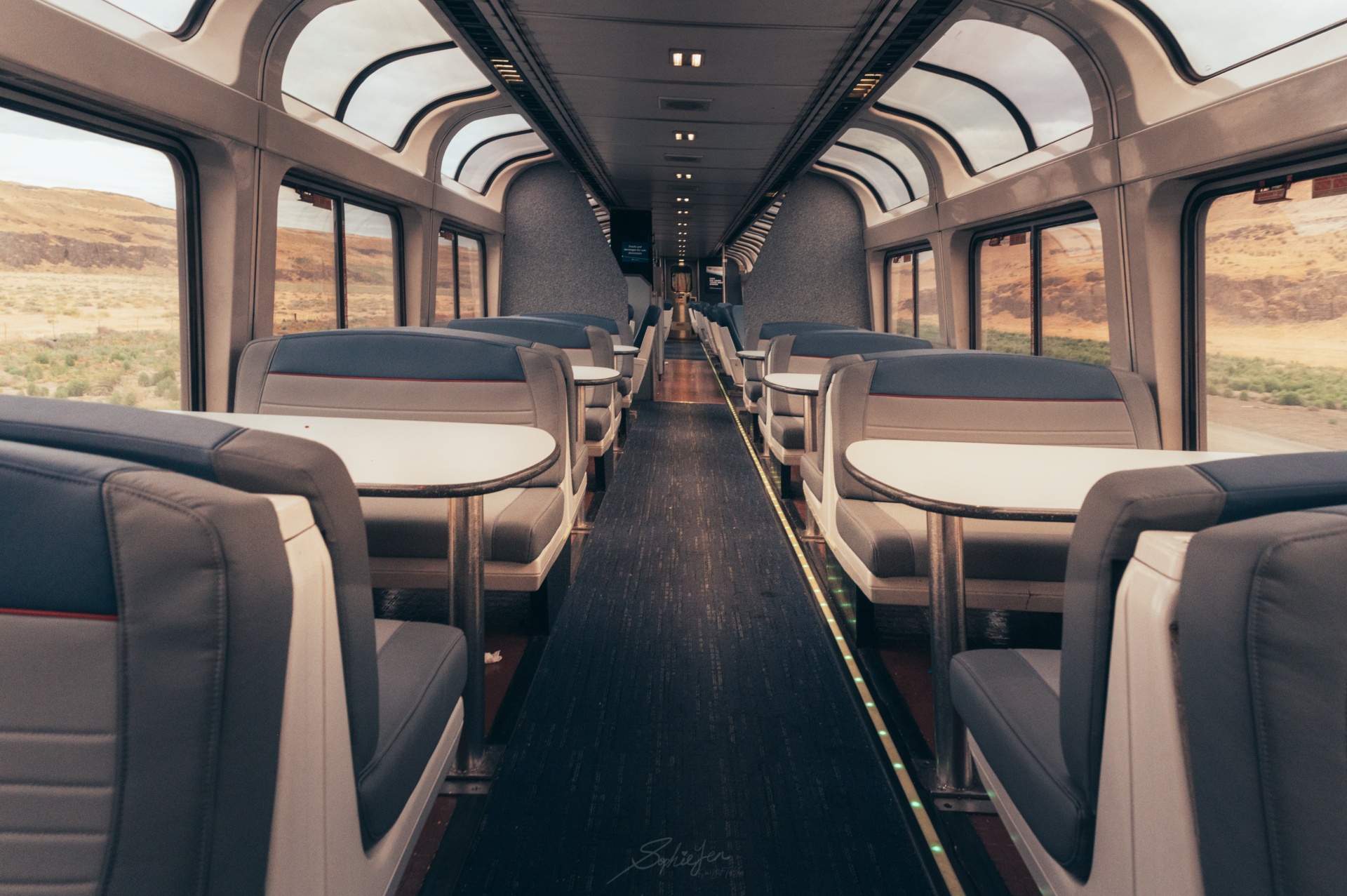 Sightseer 觀景車廂的弧形大窗長廊