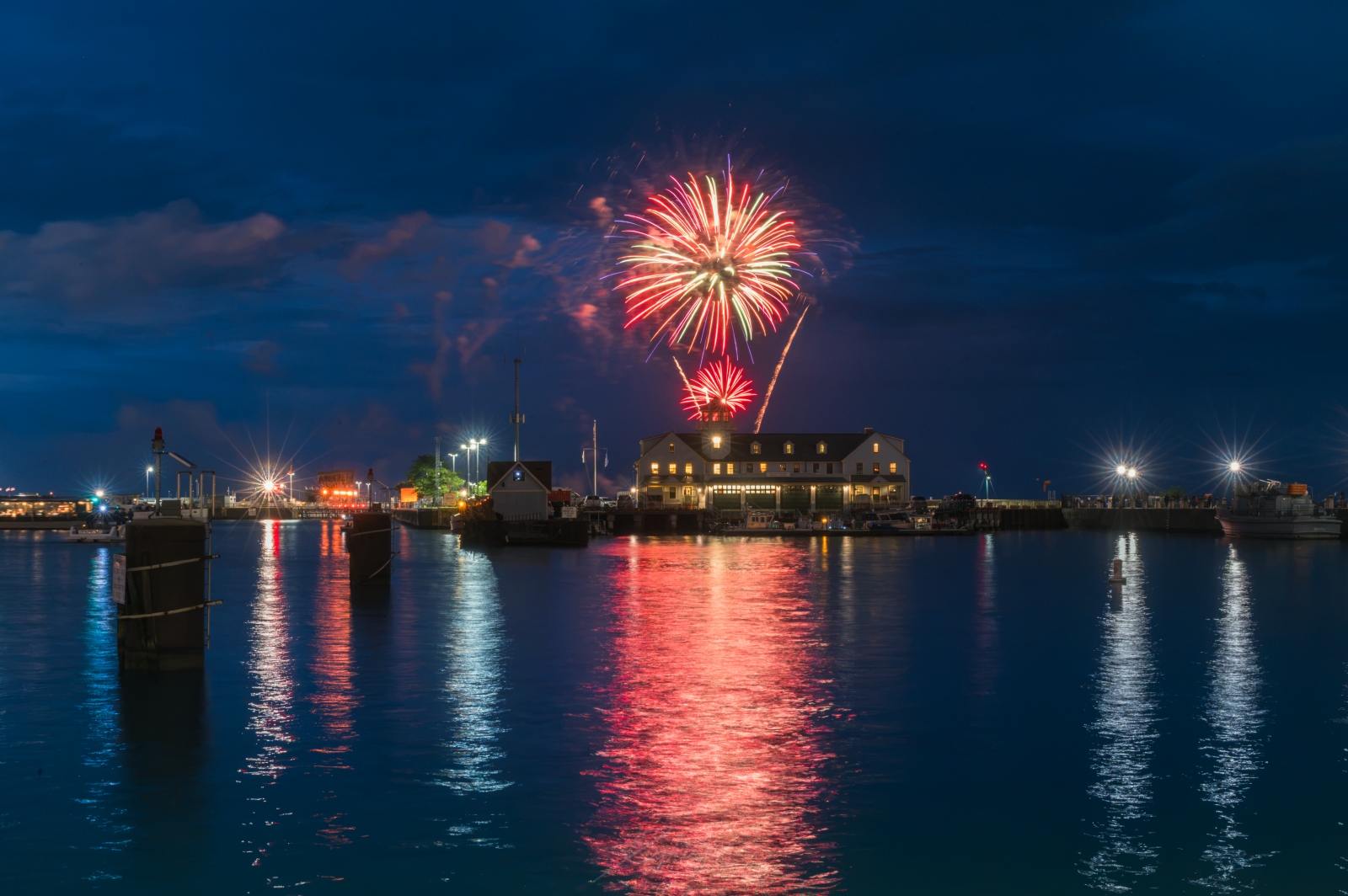 Navy Pier Fireworks Chicago: Free Wednesday & Saturday Shows and the Best Places to Watch - 第1張圖 Navy Pier fireworks Chicago
